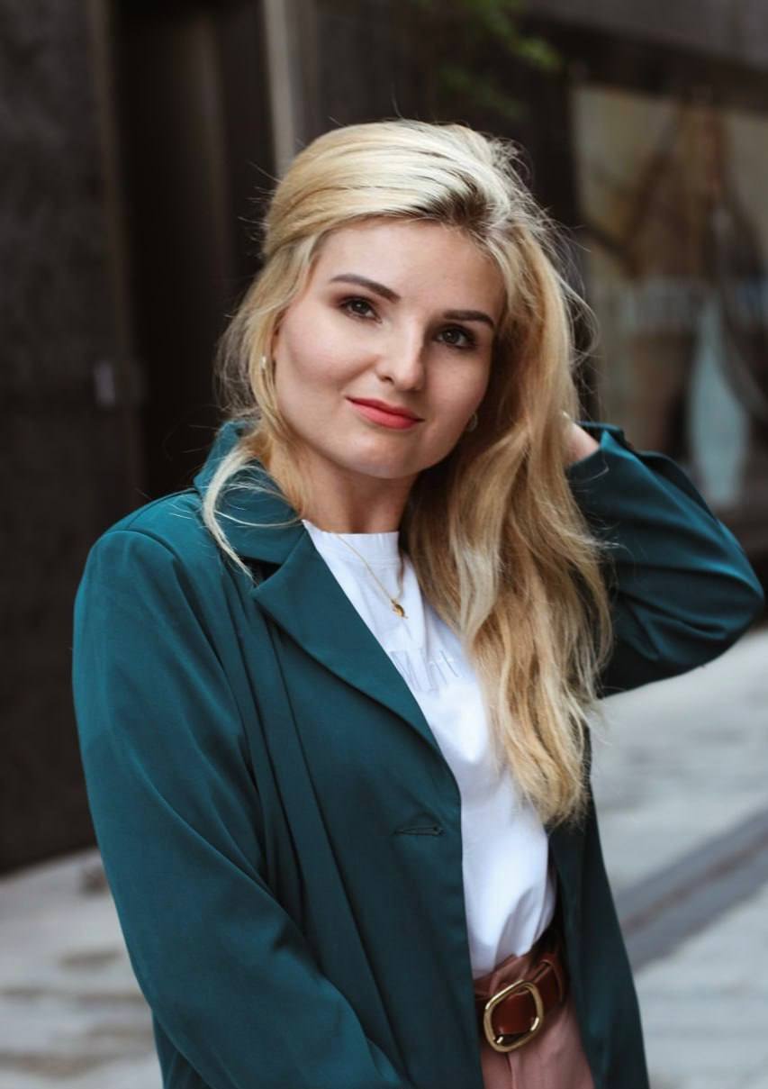 Анна Никова